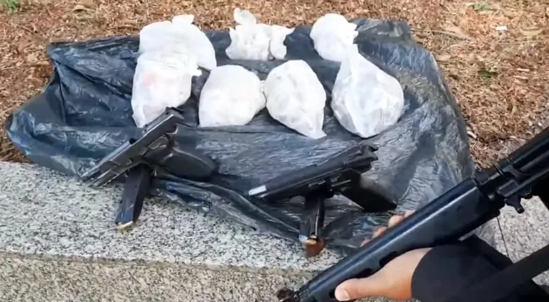 Na segunda-feira (1), agentes apreenderam drogas na comunidade