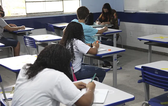 De acordo com o IBGE, cerca de 70% daqueles sem acesso à educação são pretos, pardos e indígenas