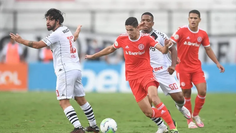 Em jogo conturbado, o Inter venceu o Vasco por 2 a 0