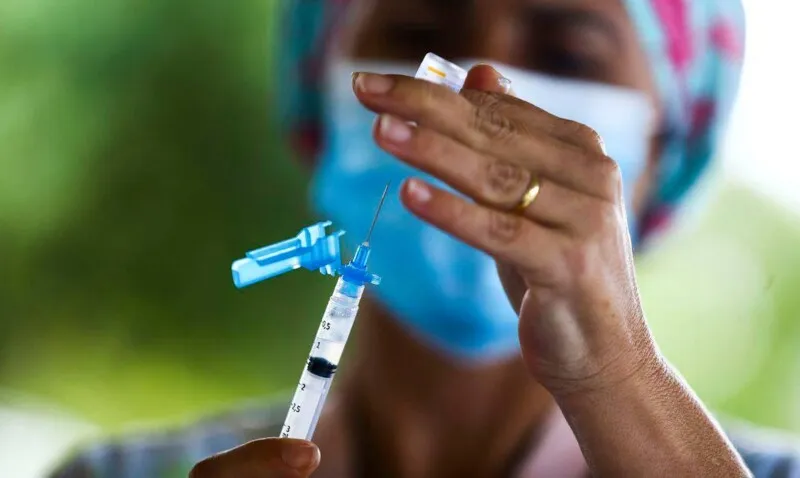 Imagem ilustrativa da imagem Cerca de 444 mil doses da vacina CoronaVac são enviadas ao Rio