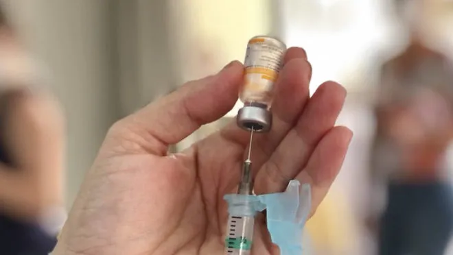 Imagem ilustrativa da imagem Pessoas com HIV entram no grupo prioritário da vacinação contra a covid-19