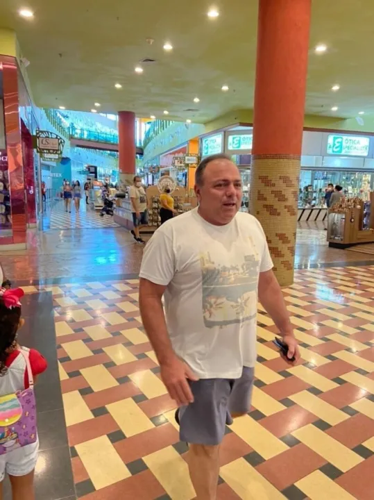 Ex-ministro Pazuello sem máscara em shopping de Manaus 