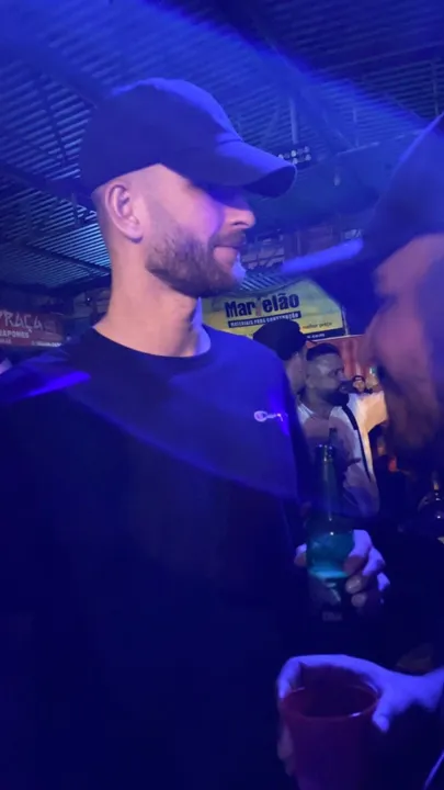 Foto de Léo Pereira em festa supostamente na noite de quarta-feira