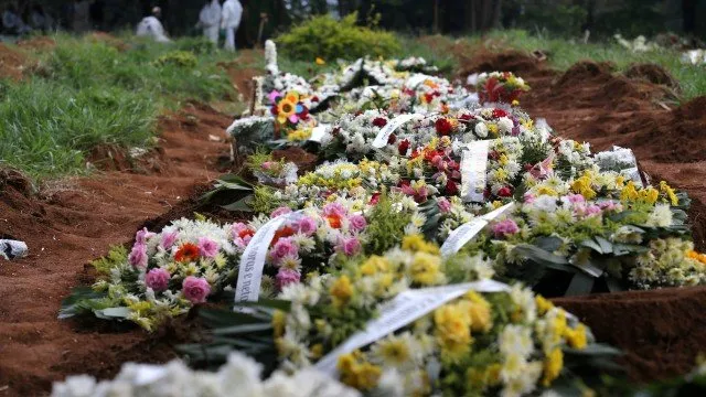 Imagem ilustrativa da imagem Covid-19: pico de mortes diárias pode chegar a 5 mil entre abril e maio, indica pesquisa da UFF