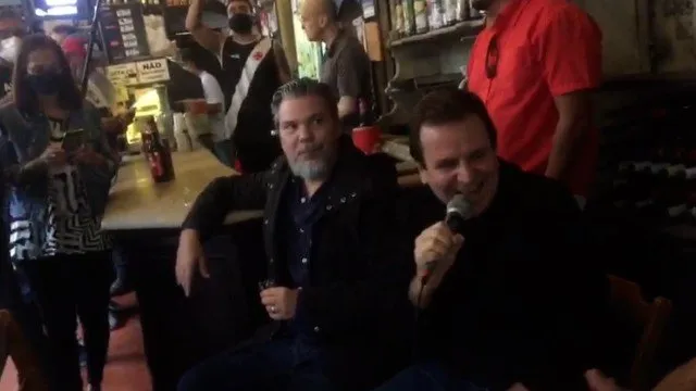 Prefeito cantando em bar do Centro do Rio