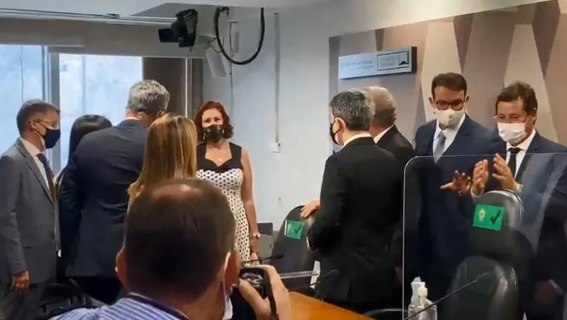 Carla Zambelli não é membro da comissão