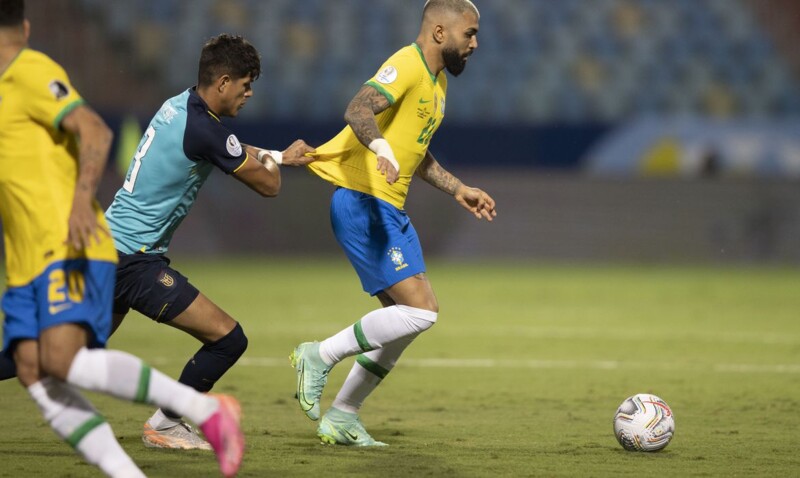 Em alta no Santos, Angulo sonha com Copa do Mundo pelo Equador