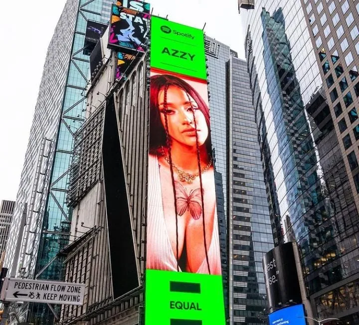 De São Gonçalo para o mundo: Azzy estampa telão na Times Square, em Nova York