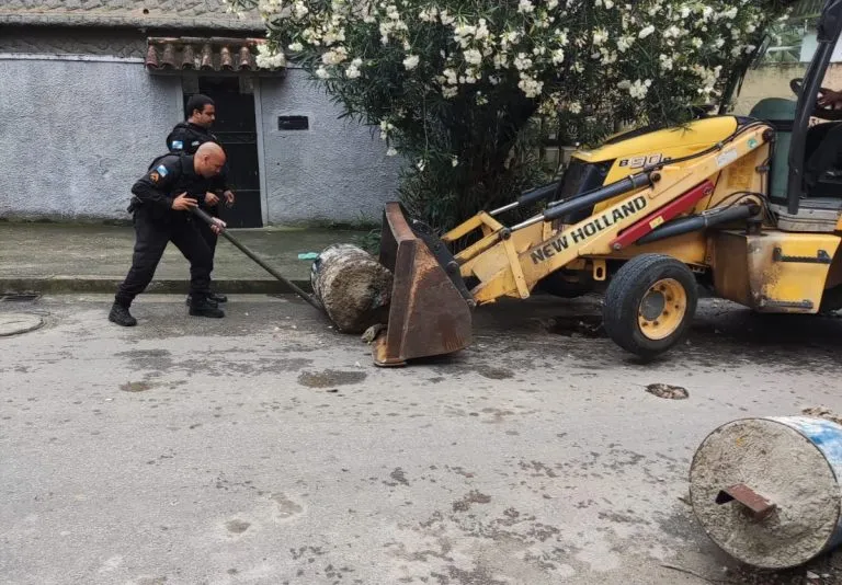 Retroescavadeira foi utilizada na ação
