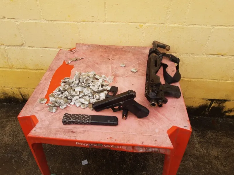 Armamento pesado e drogas foram apreendidos pela PM