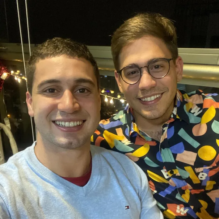 Pedro Figueiredo e Erick Rianelli, jornalistas da TV Globo, são casados