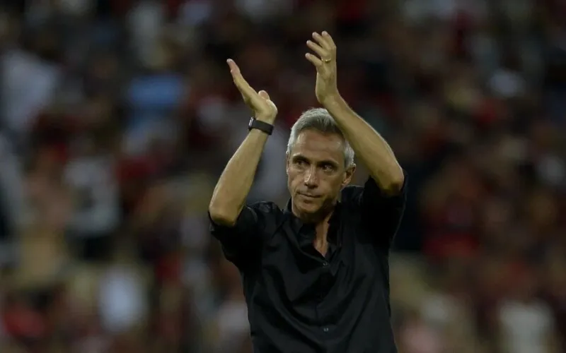 O elenco e o técnico aprovaram o novo gramado do estádio.