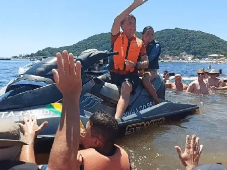 Presidente fez passeio de jet ski durante férias em Santa Catarina