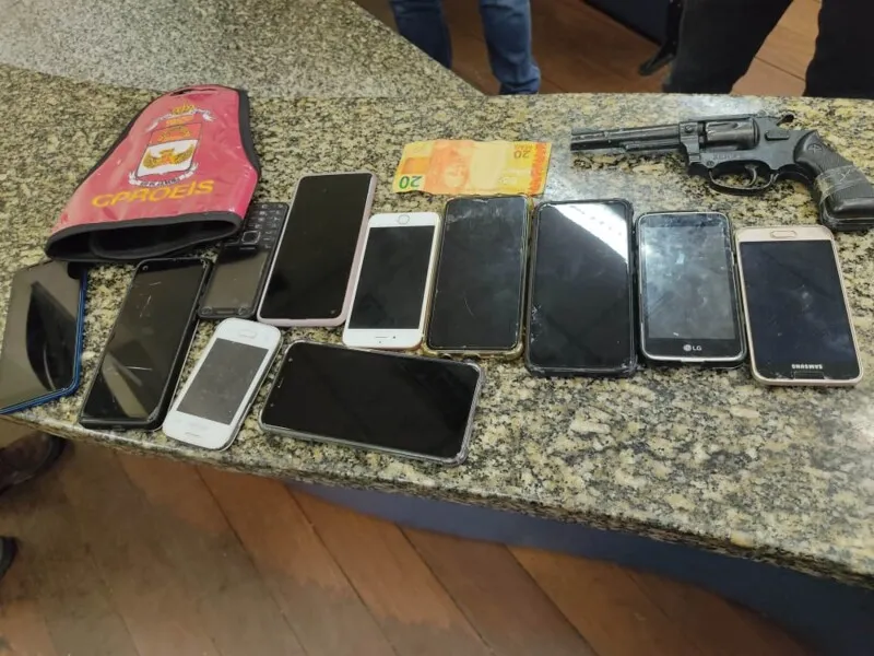 Celulares e dinheiro em espécie foram recuperados