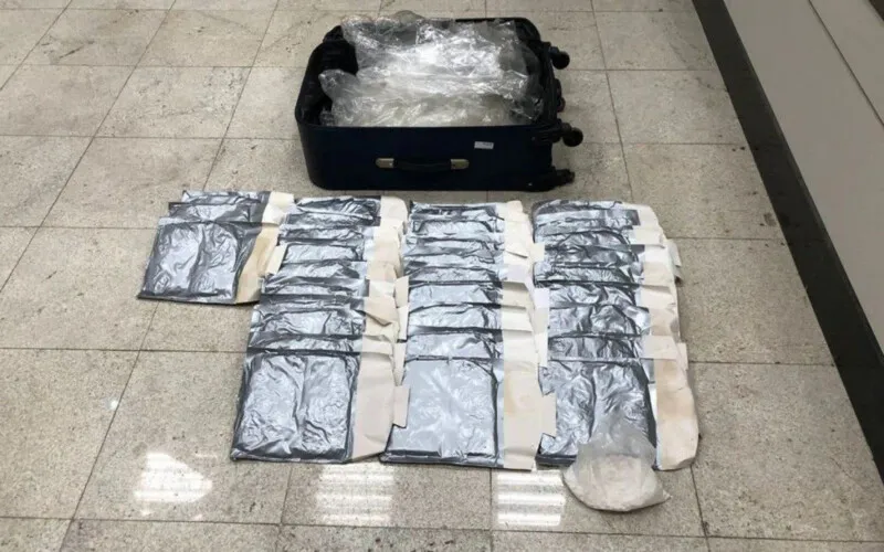 Droga estava escondida na bagagem 