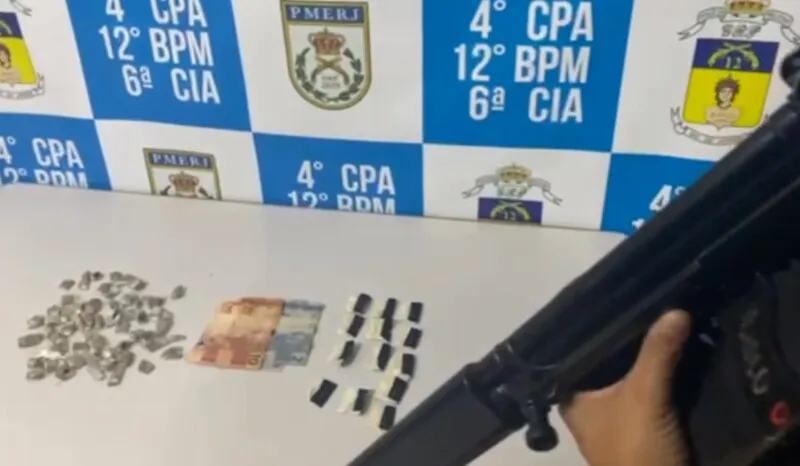 Arma e drogas foram apreendidas durante ações