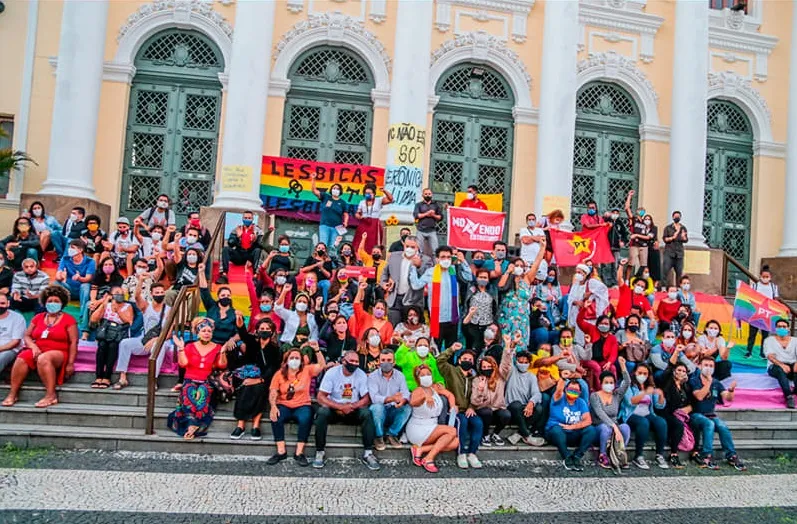 Ato contra lesbofobia foi realizado em frente à Câmara de Niterói em agosto