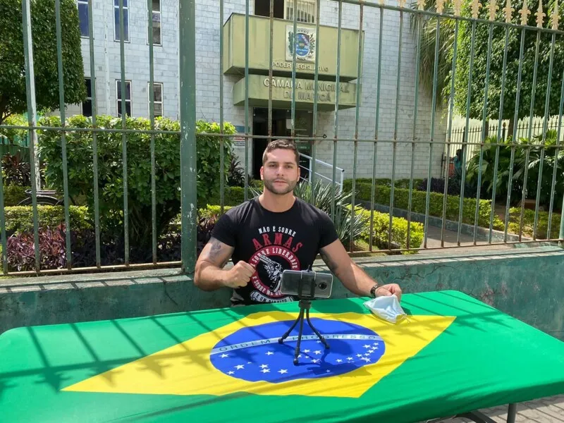 Vereador montou gabinete improvisado, em frente à Câmara, para acompanhar a sessão