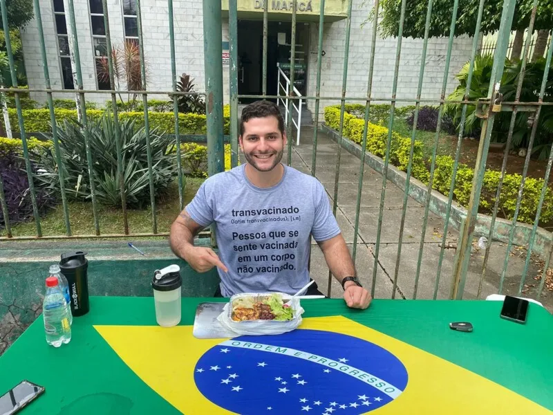 Vereador montou gabinete improvisado em frente à Câmara