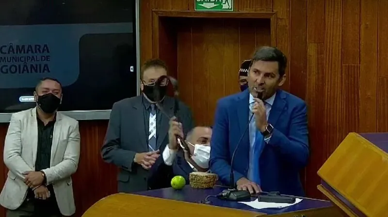 Vereador pediu para colega dar cintadas nele