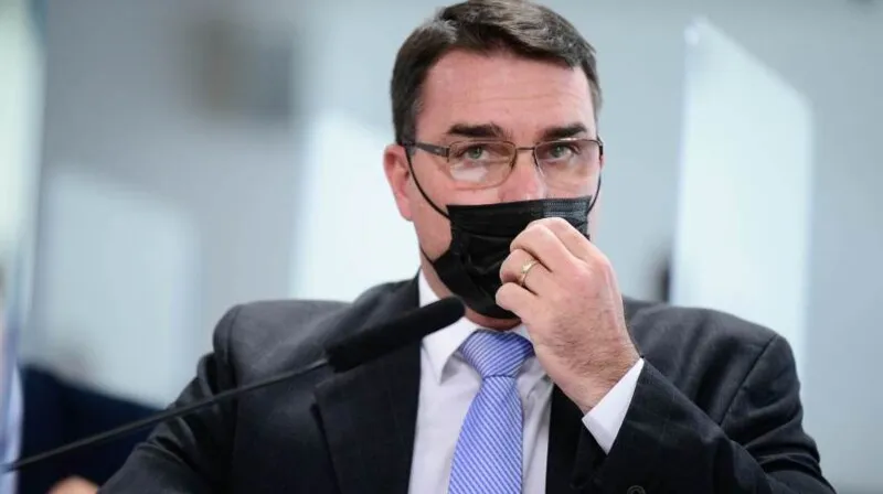 Senador é investigado por esquema de "rachadinhas"