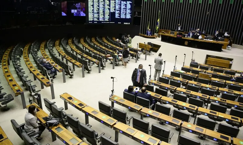 O veto foi primeiro analisado na Câmara e os deputados o derrubaram por um placar de 317 votos a 143.