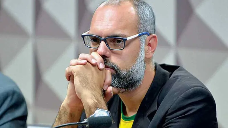 Blogueiro está foragido desde o ano passado