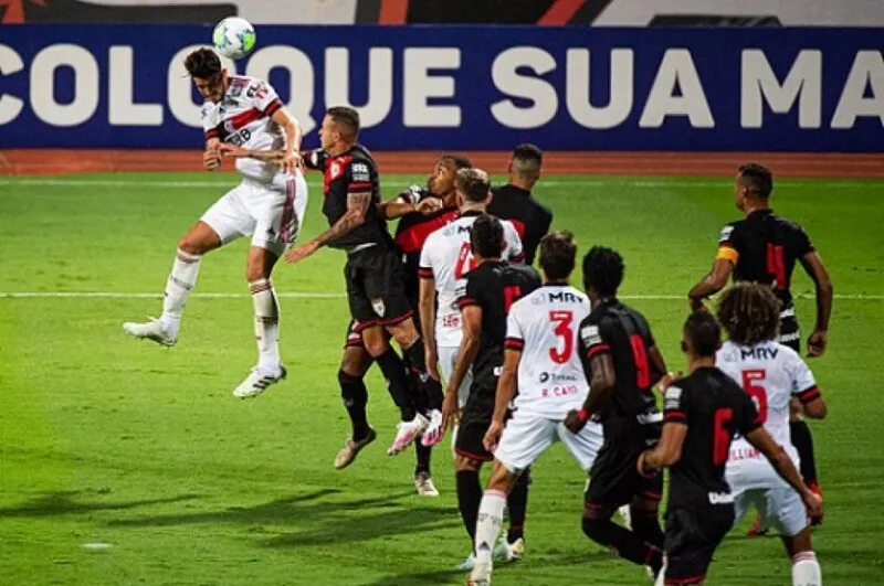 No primeiro turno, no Maracanã. o Flamengo bateu o Atlético-GO por 2 a 0
