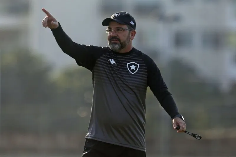 No primeiro turno, o Botafogo bateu o Confiança por 1 a 0, em jogo que marcou a estreia de Enderson Moreira no clube