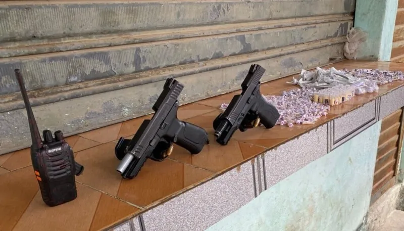 Armas e drogas foram apreendidas na ação
