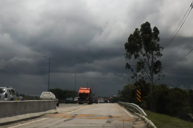 A Defesa Civil alerta sobre pancadas de chuvas isoladas durante o final de semana