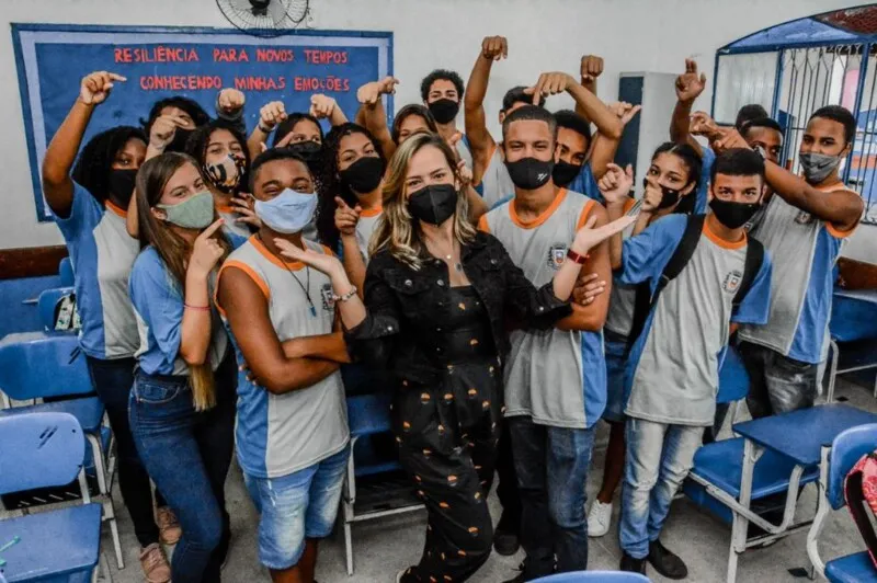 Professora Danusa e alunos da EM Jornalista Alberto Torres