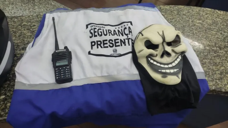 Um rádio comunicador foi apreendido na ação