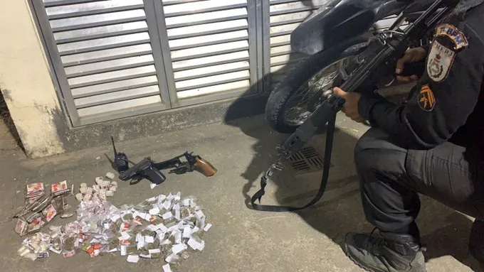 Drogas e armas foram apreendidas na ação