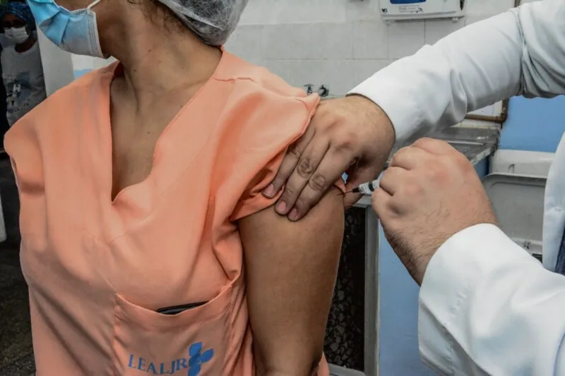 Aplicação da terceira dose começou na segunda-feira (4)