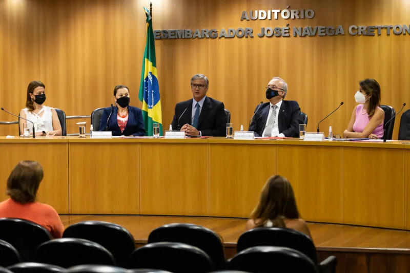 Da esquerda para direita: presidente da AMAERJ, juíza Eunice Haddad; presidente da COEM, desembargadora Suely Lopes Magalhães; presidente do TJRJ, desembargador Henrique Carlos de Andrade Figueira; corregedor-geral da Justiça, desembargador Ricardo Rodrigues Cardozo; e juíza Adriana Ramos de Mello, membro da COEM