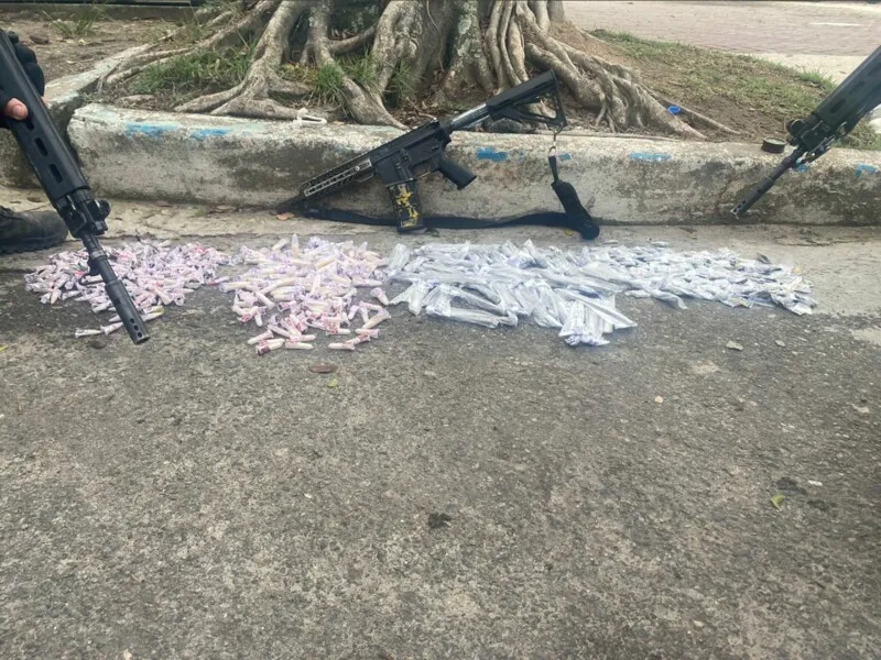 Imagem ilustrativa da imagem PM prende dupla e apreende fuzil durante ação no Complexo do Salgueiro