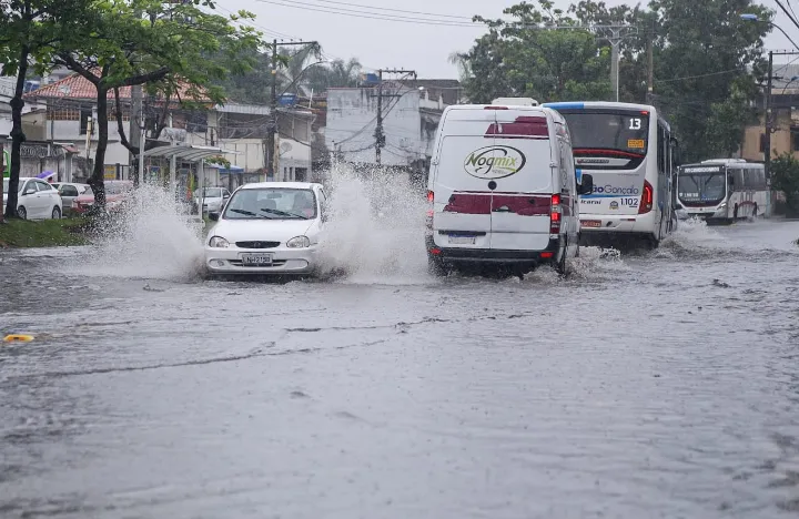 Bolsões d'água se formaram em vários pontos da cidade