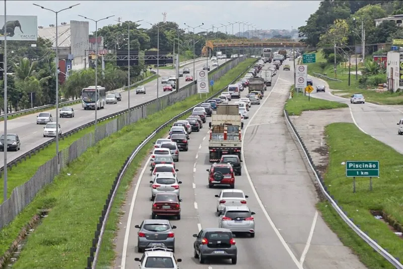 Maior concentração de carros passando pela rodovia deve acontecer nesta sexta