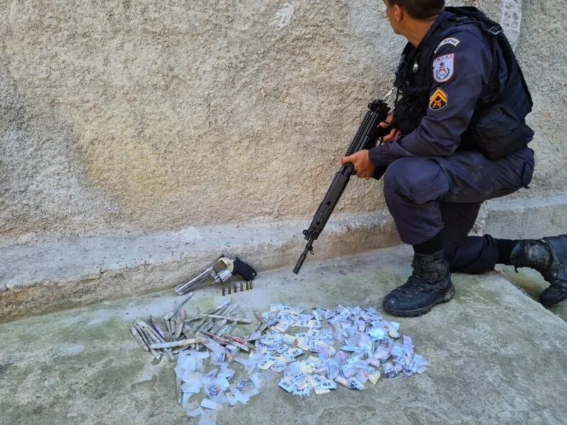 Arma e drogas foram apreendidas na ação