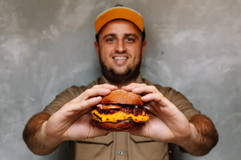 Empresário é dono de uma hamburgueria em Niterói