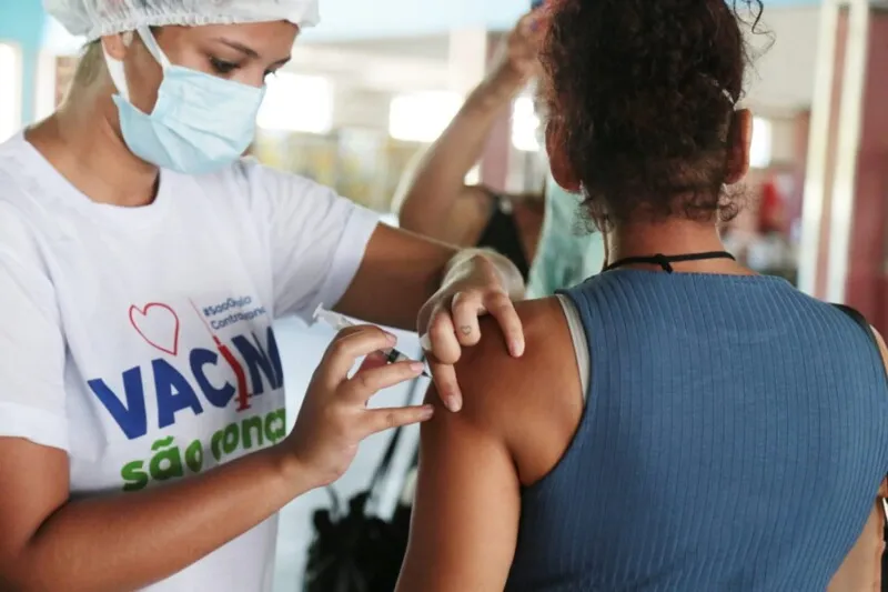 Ministério recomendou suspensão da vacinação em adolescentes
