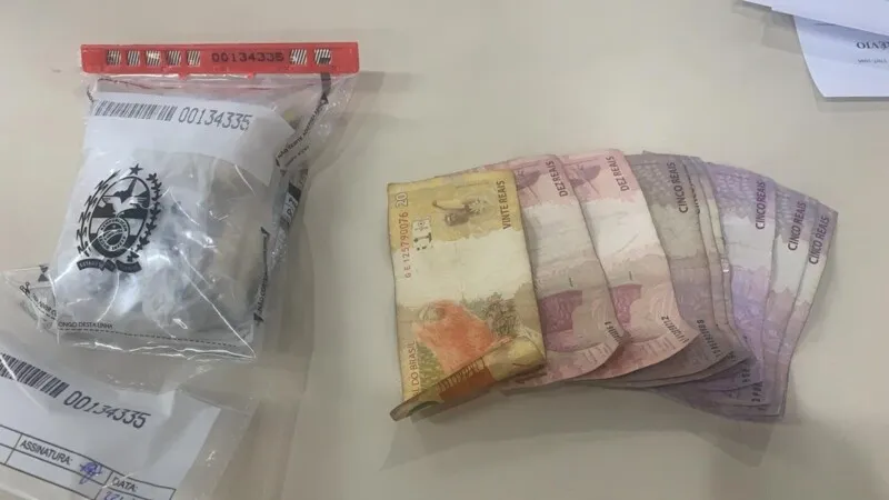 Drogas e dinheiro em espécie foram apreendidos com o menor