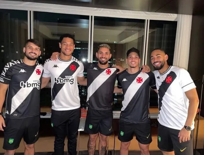 Atletas da Seleção Olímpica vestindo a camisa do Vasco