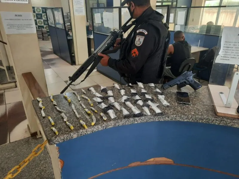 Adolescente de 15 anos estava com o material apreendido