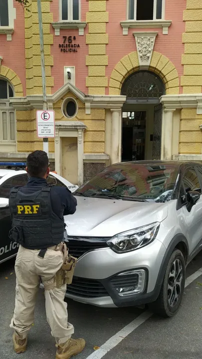 Diante dos fatos, condutor e veículo foram encaminhados para a Polícia Judiciária