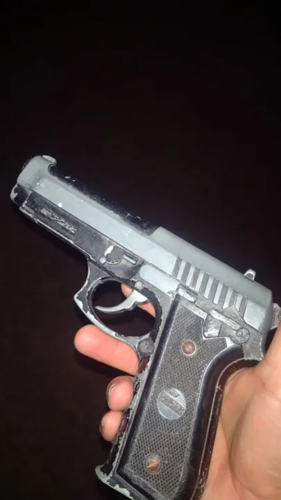 Réplica de pistola foi apreendida com o suspeito