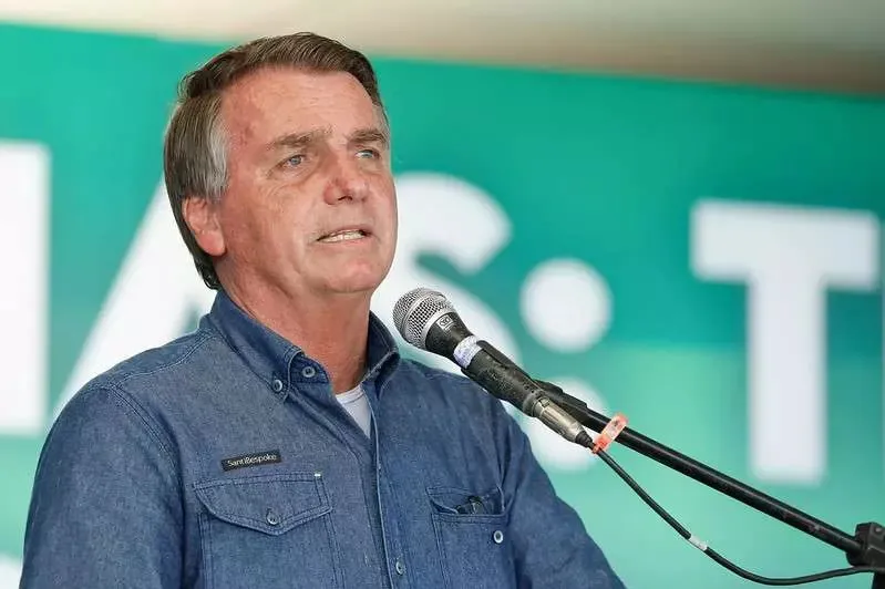 Bolsonaro chamou ex-presidente Lula de "nove dedos"