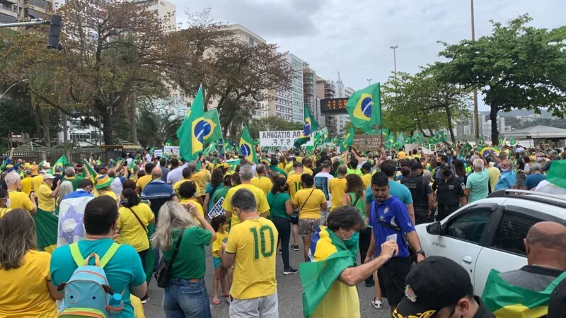 Multidão se reuniu na praia de Icaraí, em Niterói