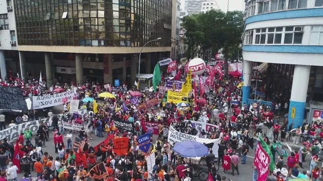 Cerca de 20 mil pessoas participaram do ato, segundo organizadores